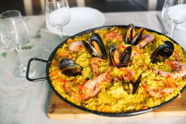 plato de paella española con langostinos y mejillones