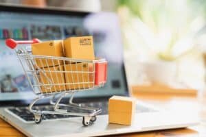Concepto de compras en línea y entrega, cajas de paquetes de productos en carrito.