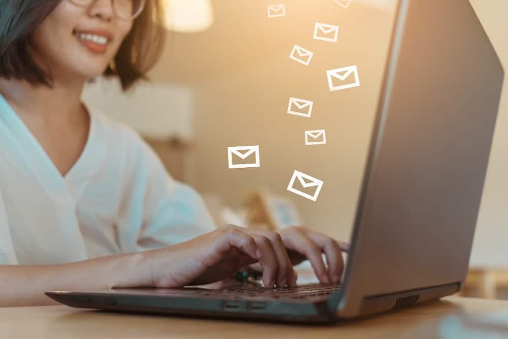 Mujer usando el portátil para enviar correo electrónico